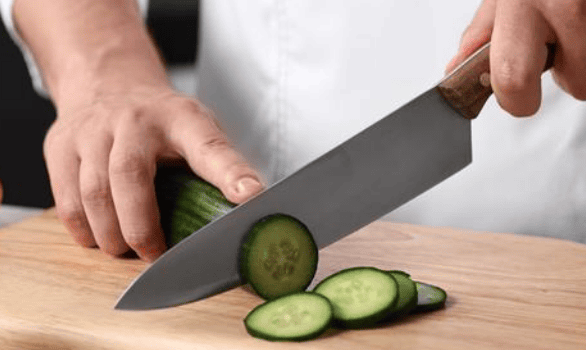 Couteau Santoku vs couteau de chef : lequel choisir ?