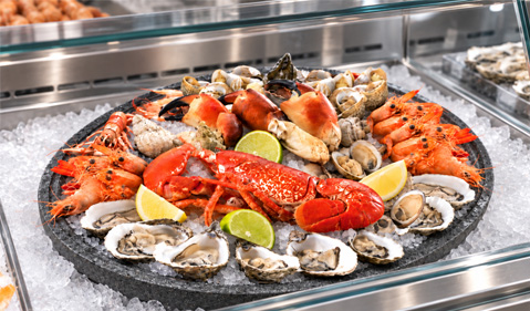 Plateau de fruits de mer garni en vitrine